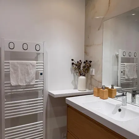 Appartement Grand T2 Calme Avec Balcon, Proche Plages Et Gares